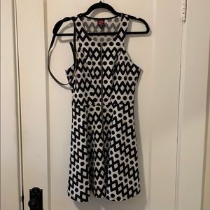 2B Bebe black and white  print party dress